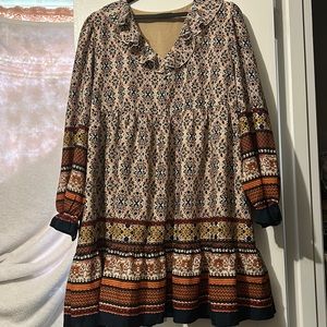 Fun print dress with ruffle neckline and ruched sleeves